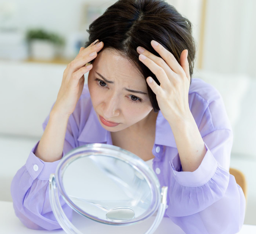 Woman Hair Loss small mirror.png